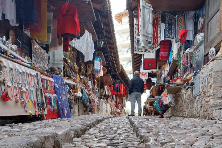 Kruja: a fellegvr s a hres trk bazrsor