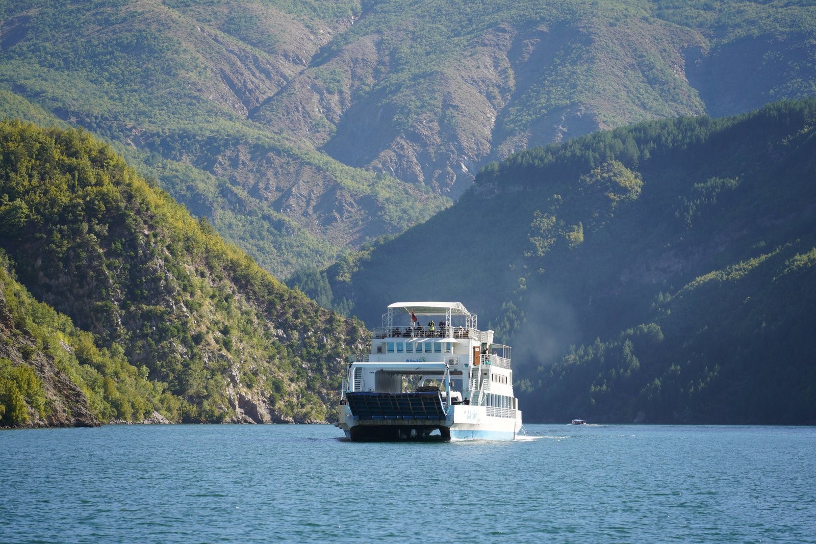 Koman-Fierze komp - nem keverend� �ssze a Shala foly� kanyonj�hoz vezet� szervezett t�r�kkal