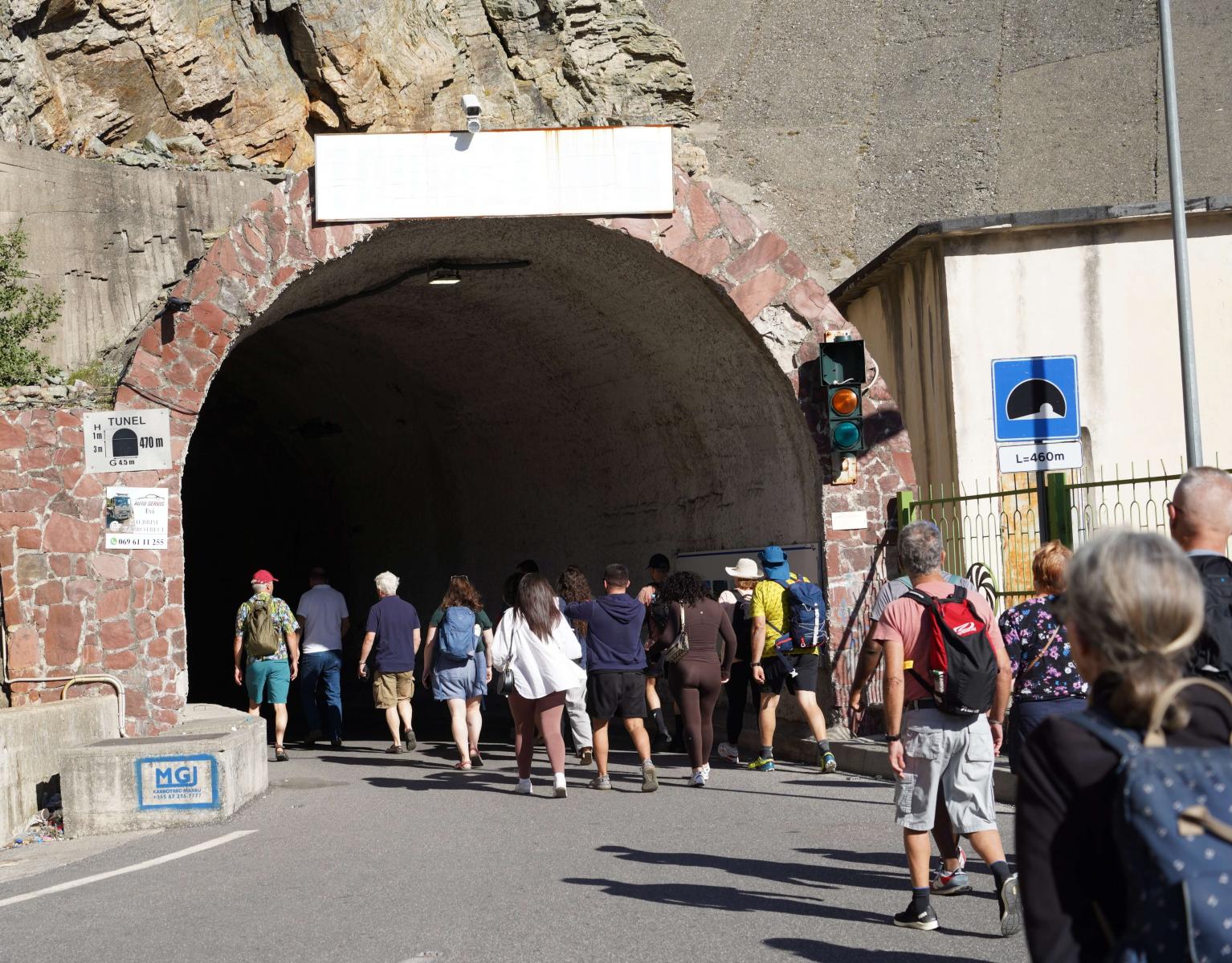 Komani-tó völgyzáró gát - a parkolóból egy alagúton keresztül jutunk el a kikötőbe