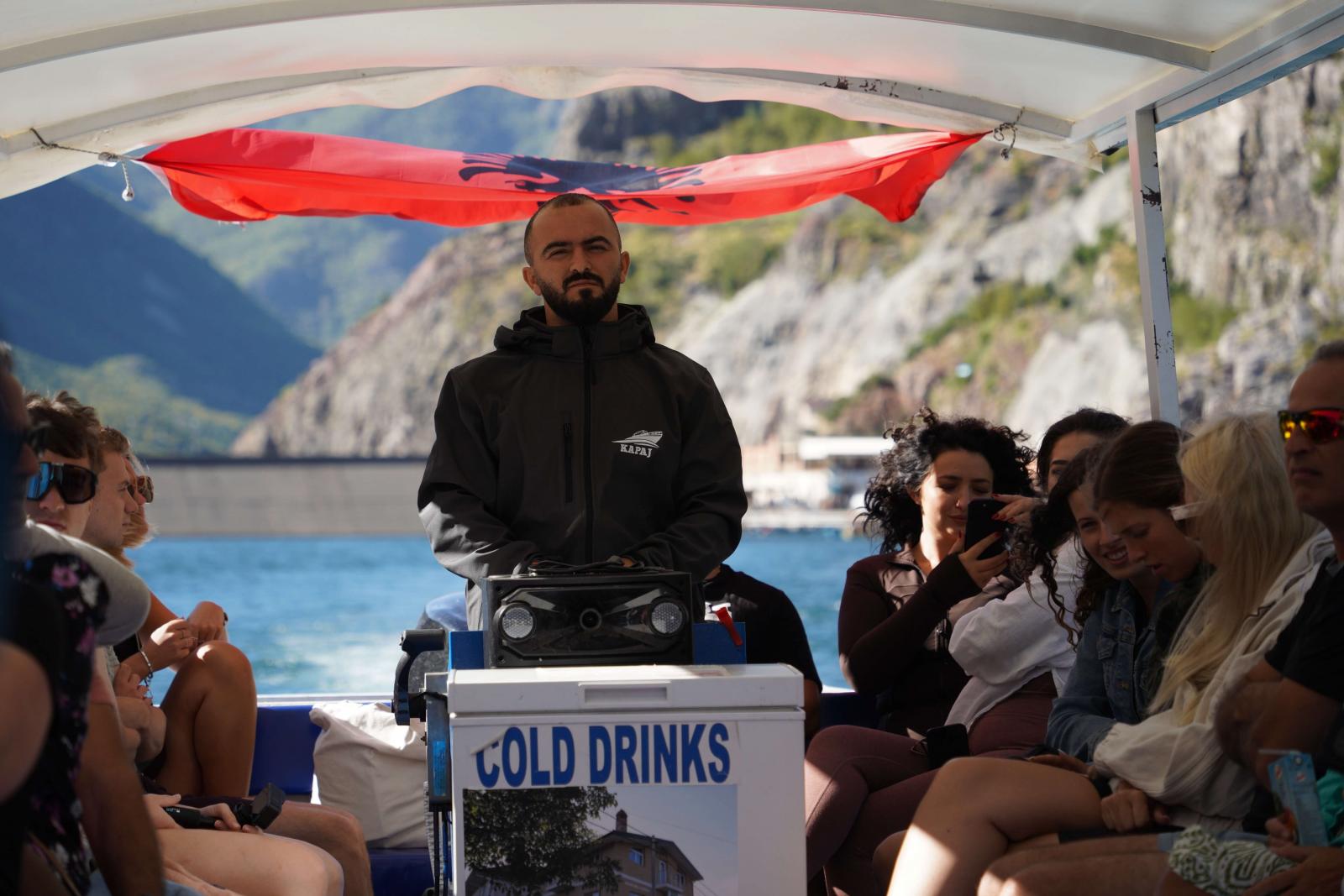 Komani-tó hajótúra - kapitány az utasokkal