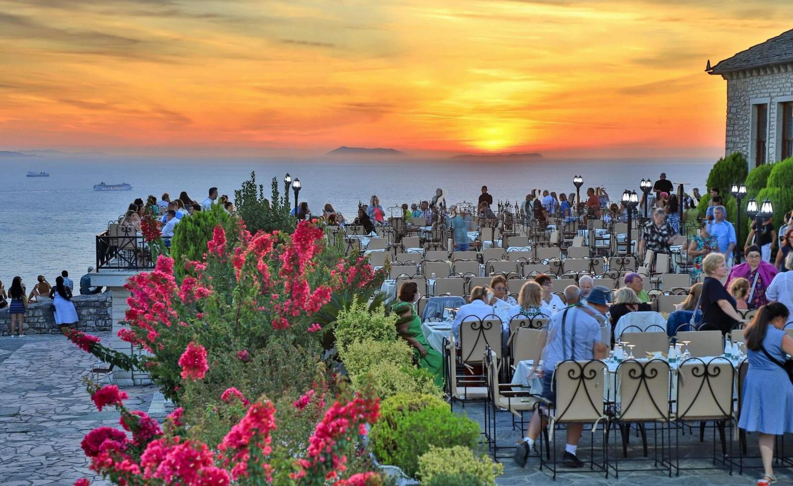 A lekuresi vár (erőd) teraszánál az étterem ára nem turistabarát