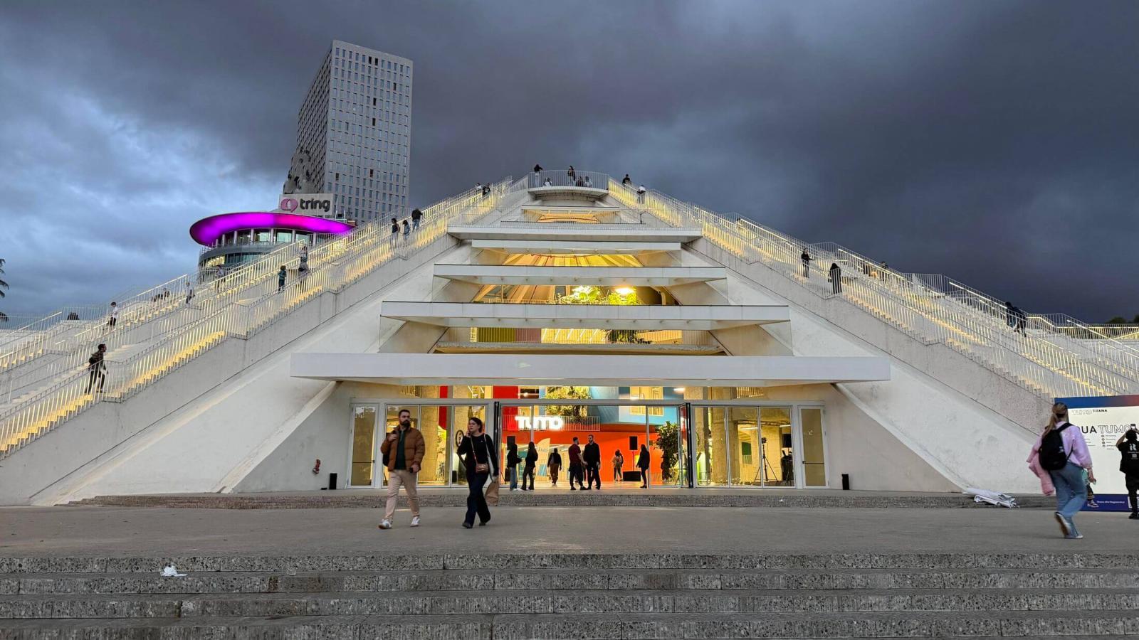 A tiranai Piramis plete Albnia fvrosnak egyik nevezetessge