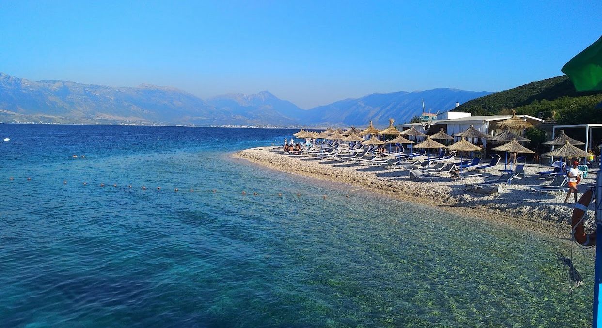 Radhime beach kevsb nyzsg, csendesebb, csaldbartabb, mint a zsfoltabb vlorai strandok