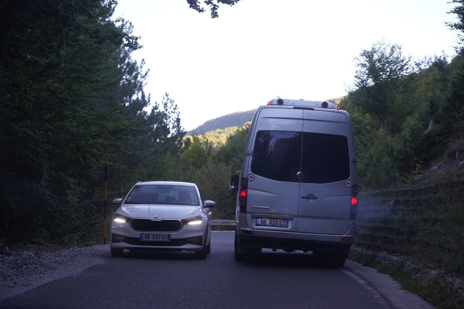 SH21-es t llapota - kivl minsg, de helyenknt nagyon keskeny aszfalt Shkodertl Theth-ig