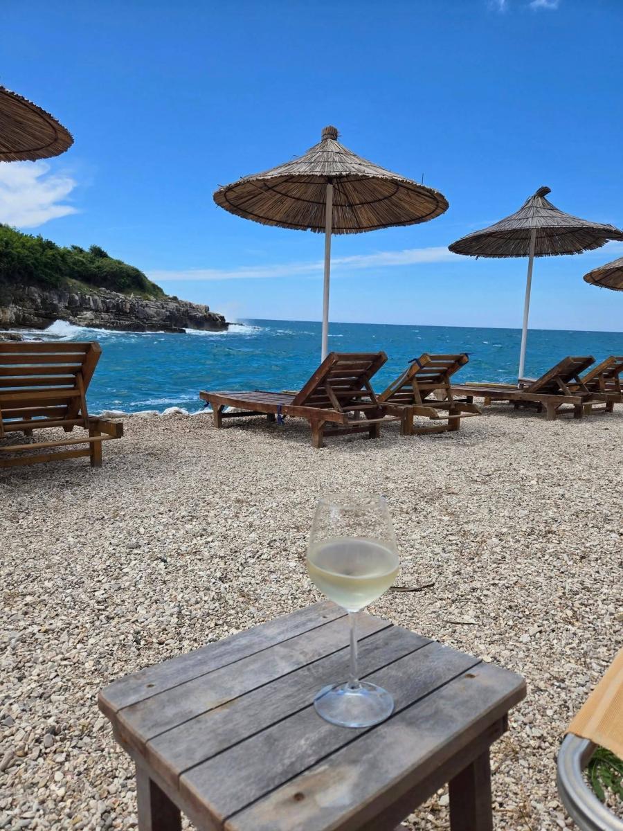 Saranda tenger vízhőmérséklet - október 24-én még 22 fokos volt a Jón-tenger Sarandánál, a képen a Heaven Beach Saranda és Ksamil között félúton