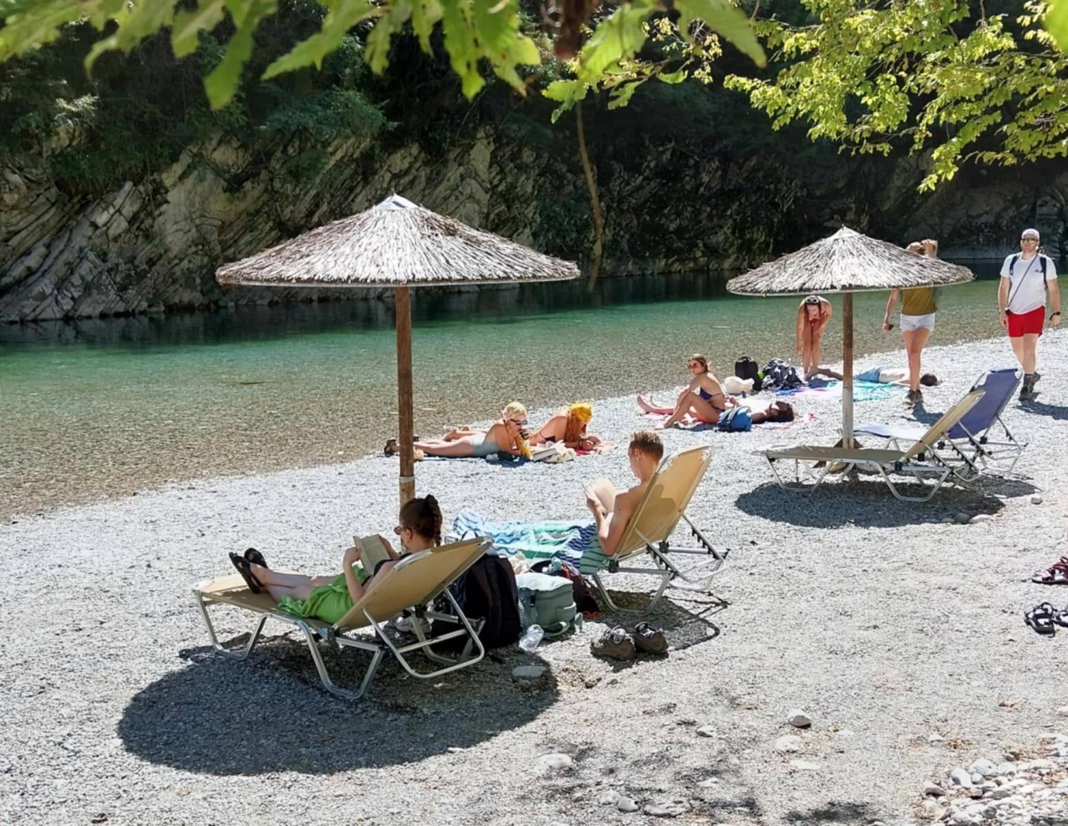 Aki szervezett túrával érkezik a Shala folyóhoz, az ott napozhat, olvashat, pihenhet