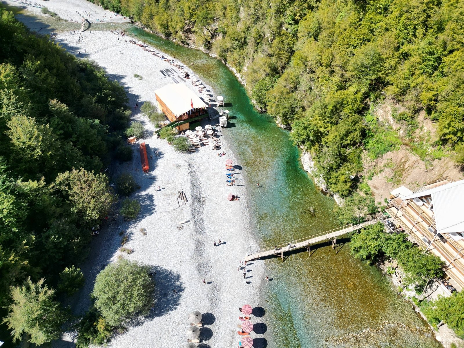 A Shala foly� torkolata mad�rt�vlatb�l, a k�kes-z�ldes krist�lytiszta v�z az Alb�n Alpokb�l ered