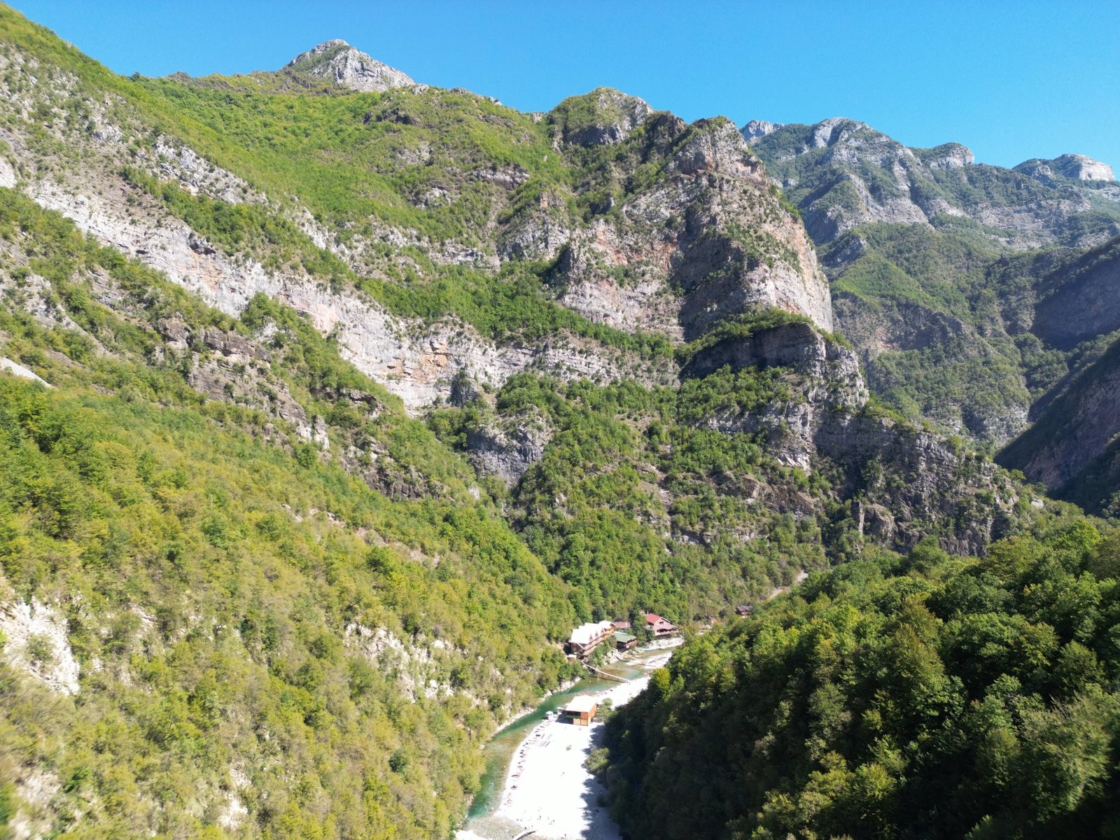 Shala foly� t�ra - ezen a dr�nfelv�telen l�tszik legjobban, milyen sz�k kanyonb�l folyik a Komani-t�ba a Shala foly� vize