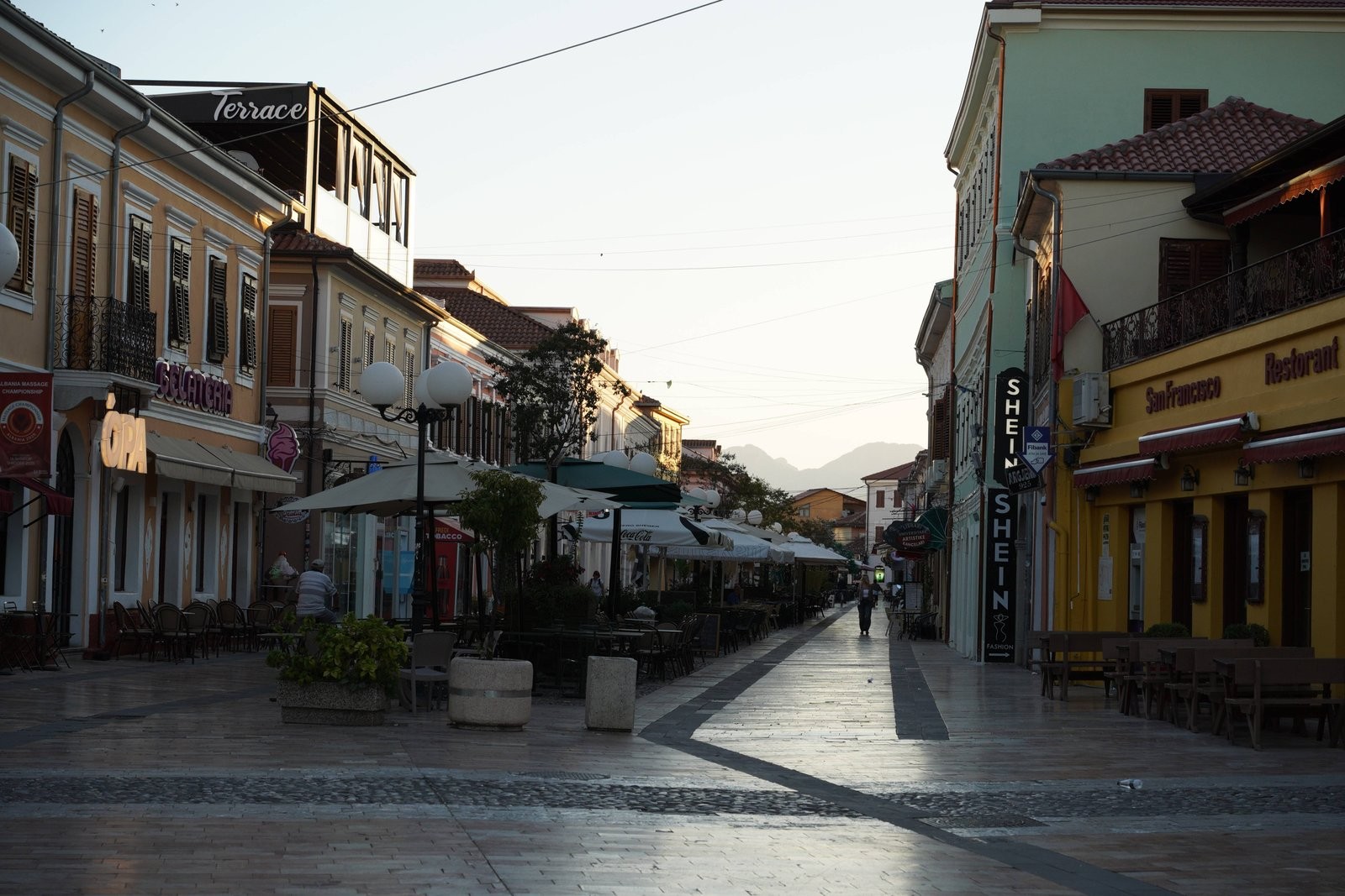 Shkoder �v�ros negyede majdnem pont a Rozafa Hotellel szemb�l ny�lik