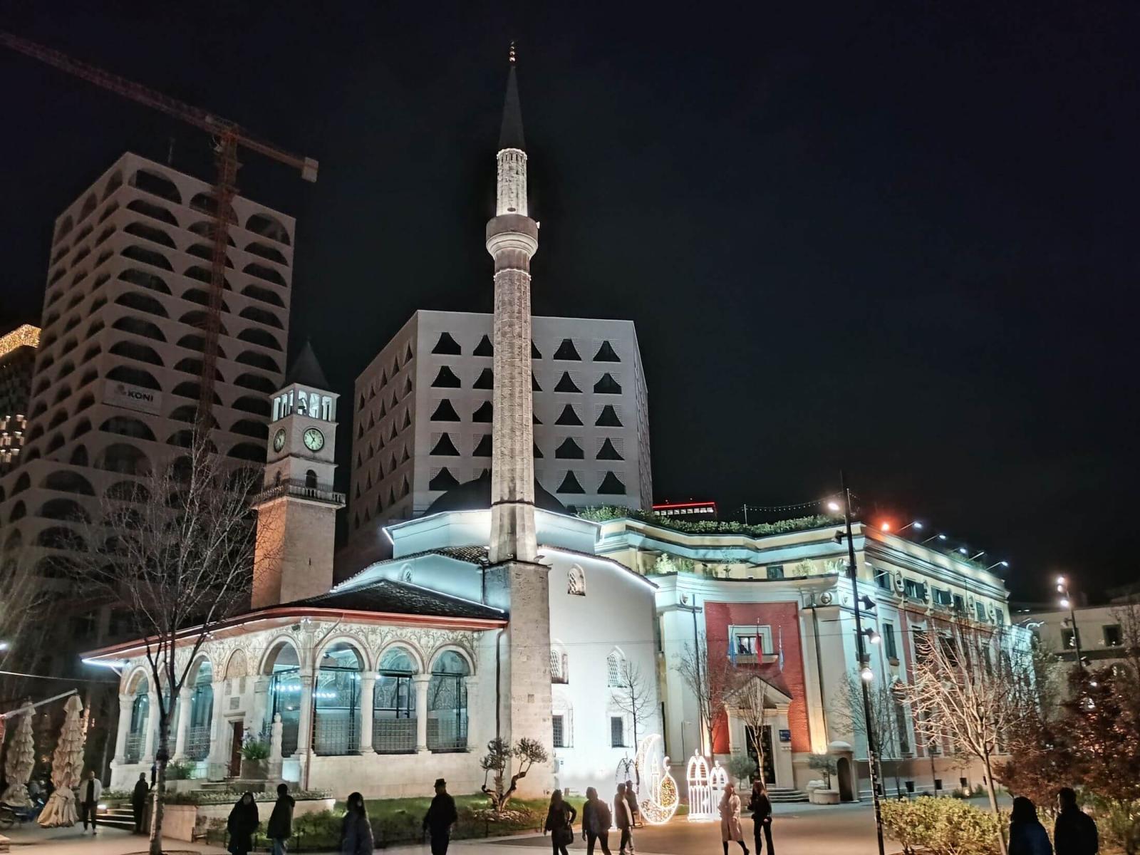 A tiranai Et'het Bay mecset jszakai kivilgtsban