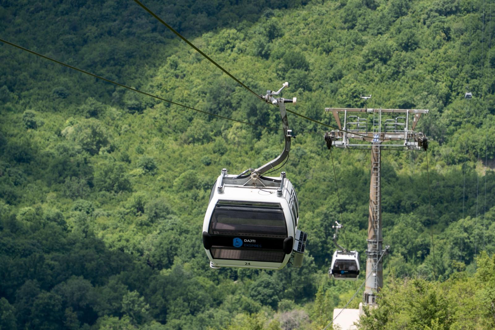 Tirana ltnivalk gyerekekkel - A hres tiranai felvon, a Dajti Ekspress