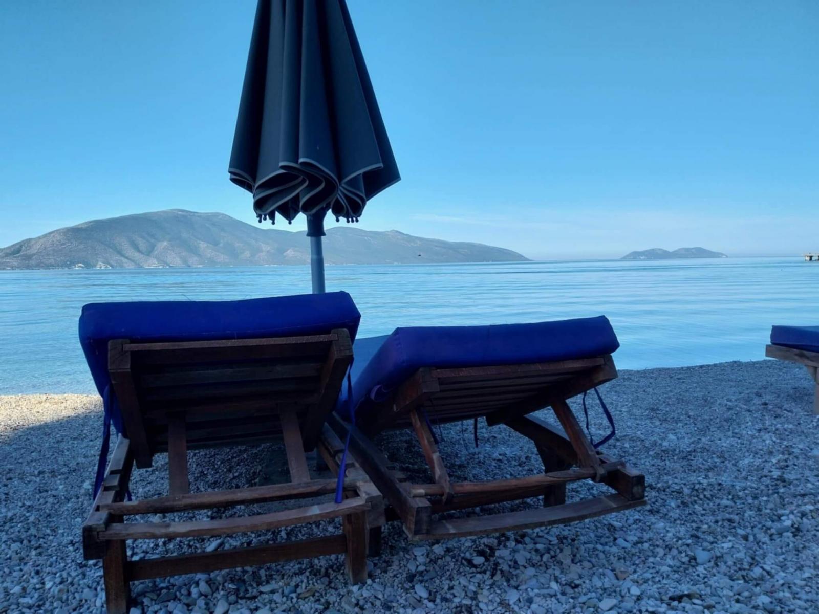 Vlora napgy rak - 2025-ben utszezonban Radhimben, Vlortl 7 kilomterre dlre 10 eur volt egy  ilyen napgy