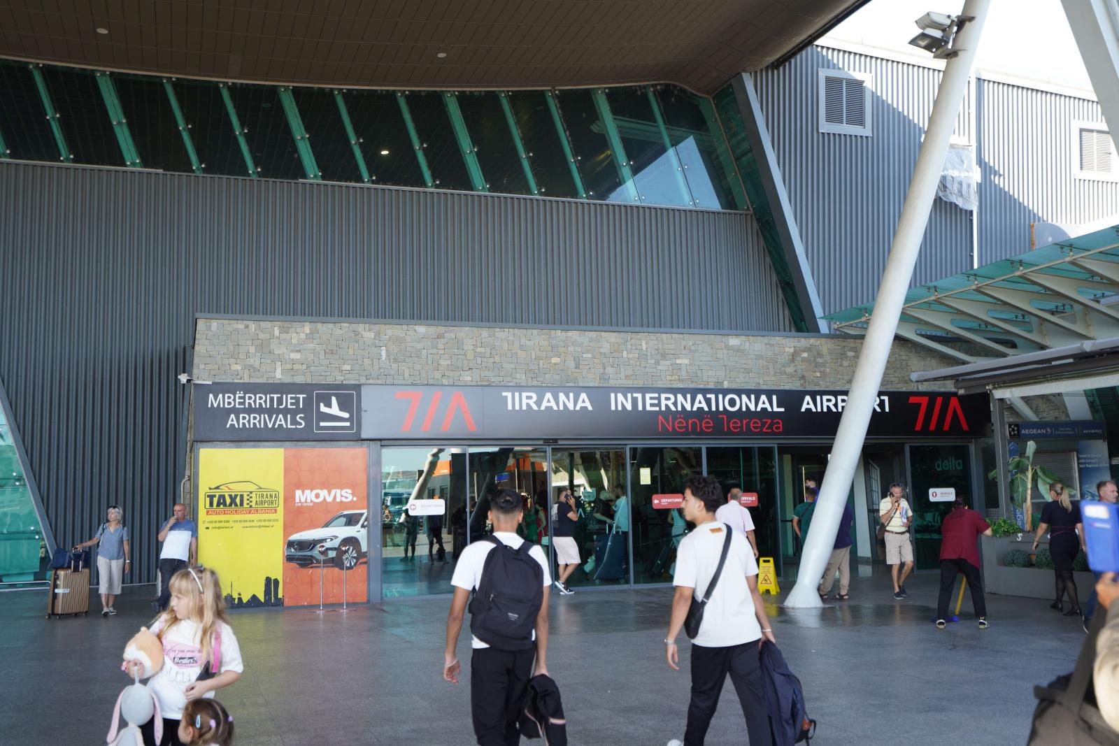 Albn tengerparti nyarals replvel - a Tiranai Terz anya repltr rkezsi oldala