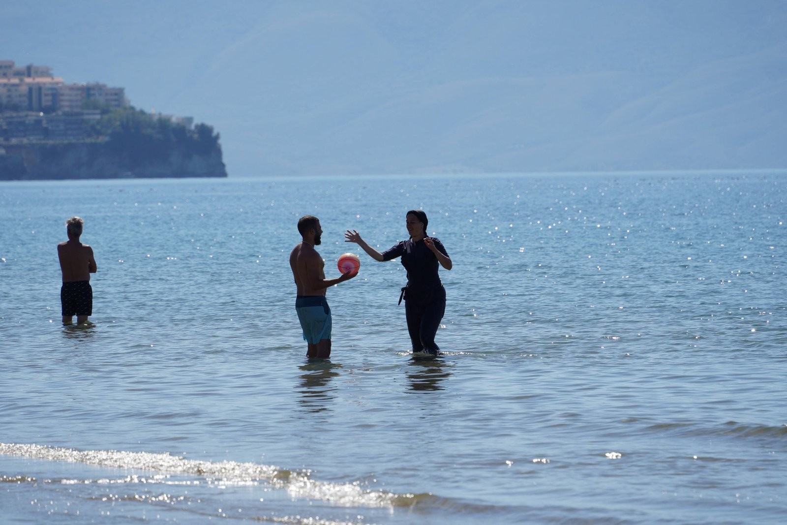Albánia tenger hőmérséklet - a vlorai tengerparton 2025 szeptember 22-én 25 Celsius fokos volt a Jón-tenger