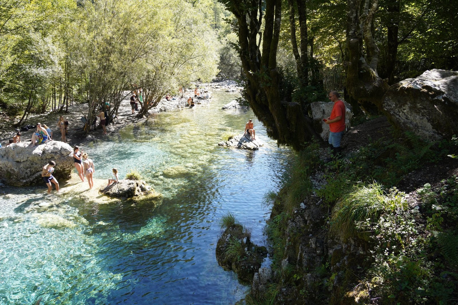 �szak-Alb�nia Blue Eye forr�s - 2025 szeptember v�g�n is sok turista kereste fel