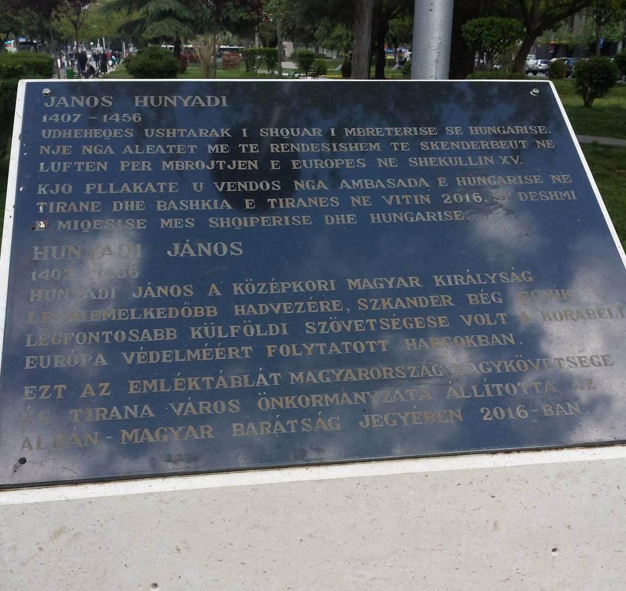 Hunyadi Jnos emlktblja Tiranban az ratorony melletti parkban