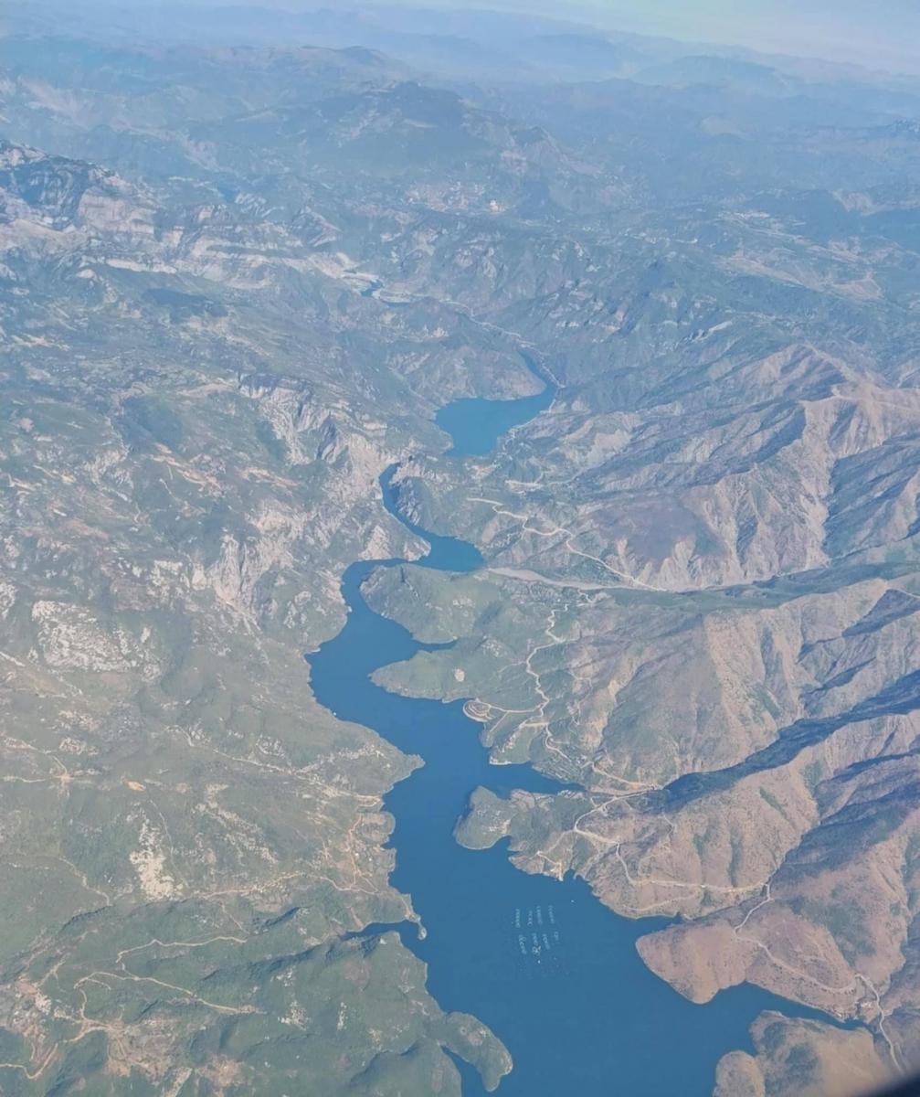 A Komani-tó felülnézetből - repülégépről fotózva