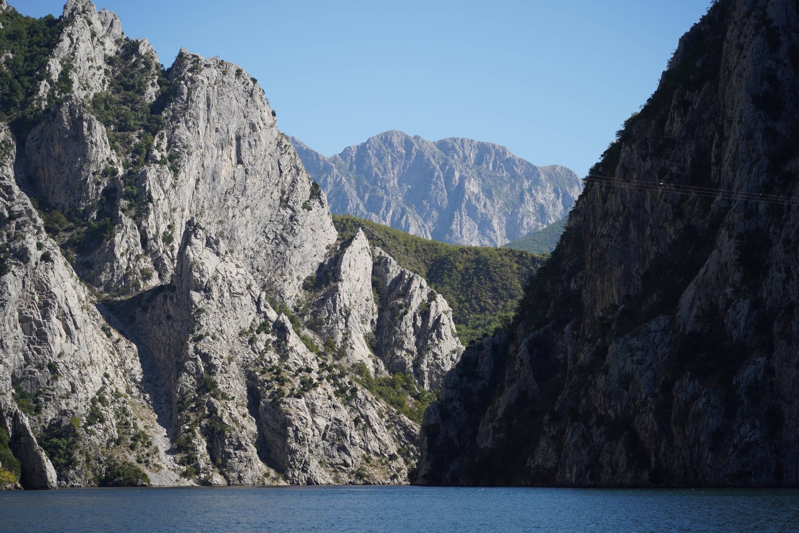 Komani-t� �tvonal: a kik�t�b�l a Shala foly� kifoly�s�ig m�sf�l �ra a haj��t