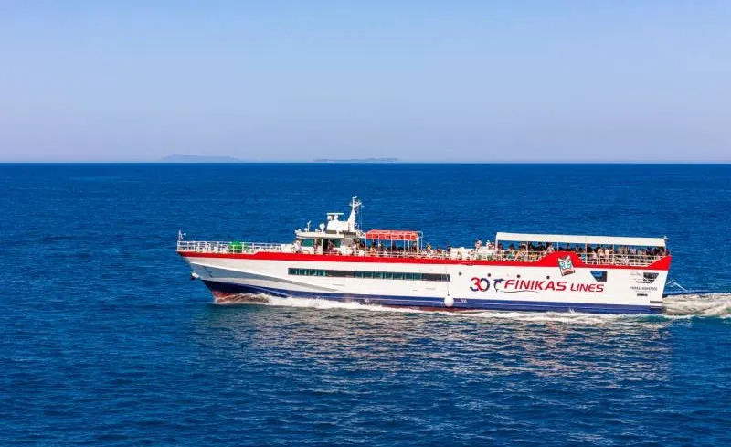 A Korfu-Saranda menetrendben kompok és szárnyashajók is közlekednek, előbbivel 30 perc alatt el lehet jutni a szigetről Sarandába, utóbbi menetideje 70 perc