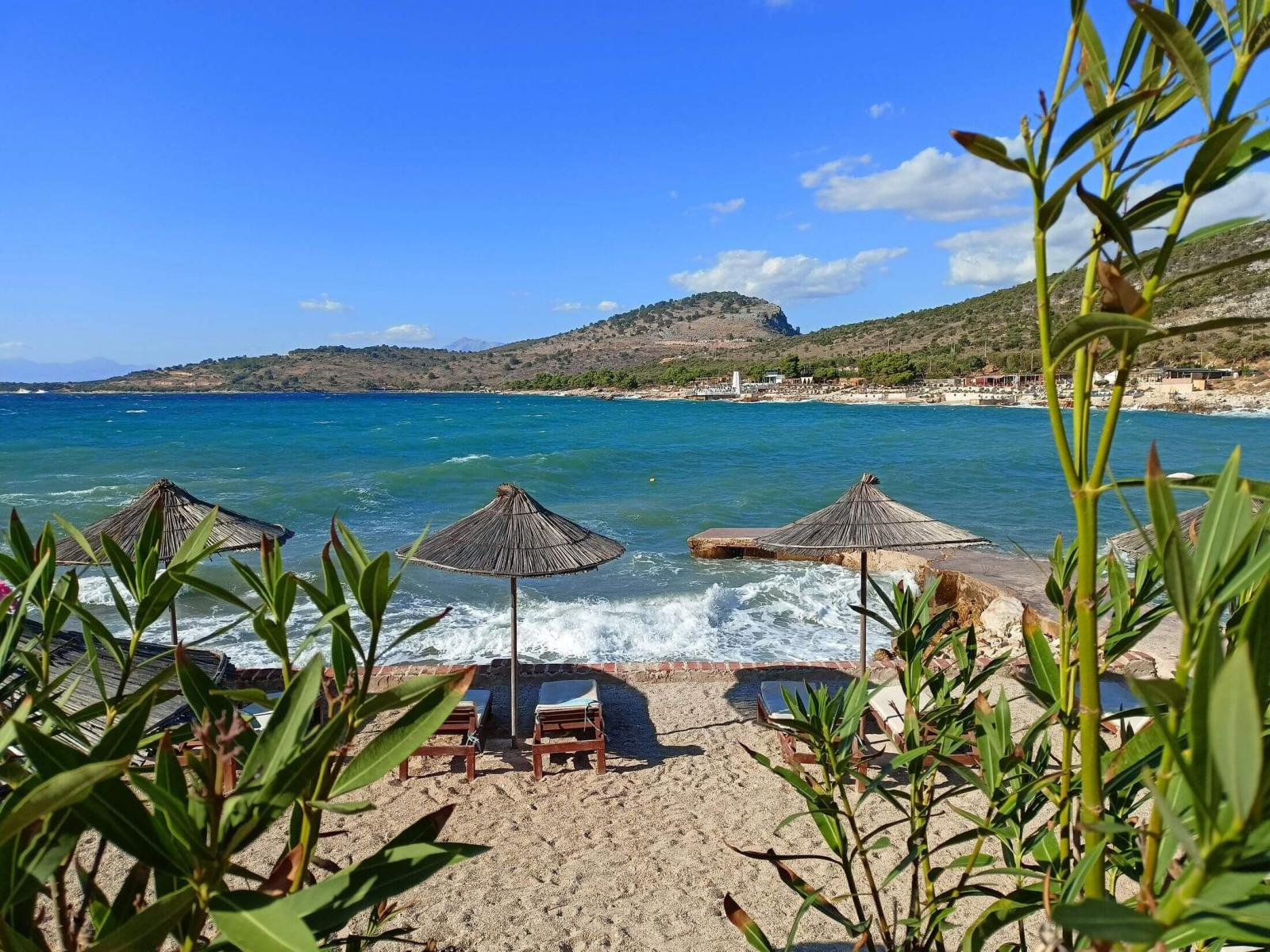 Egy szeptember végén készült kép nem jellemző főszezonban a ksamili nyaralásra, amikor minden négyzetcentiméter foglalt