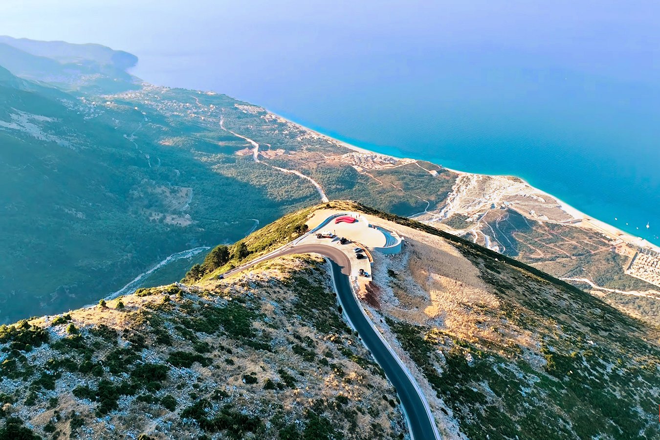 A Llogara-hg kiltpontja drnfelvtelen - csods panorma nylik a Jn-tengerre
