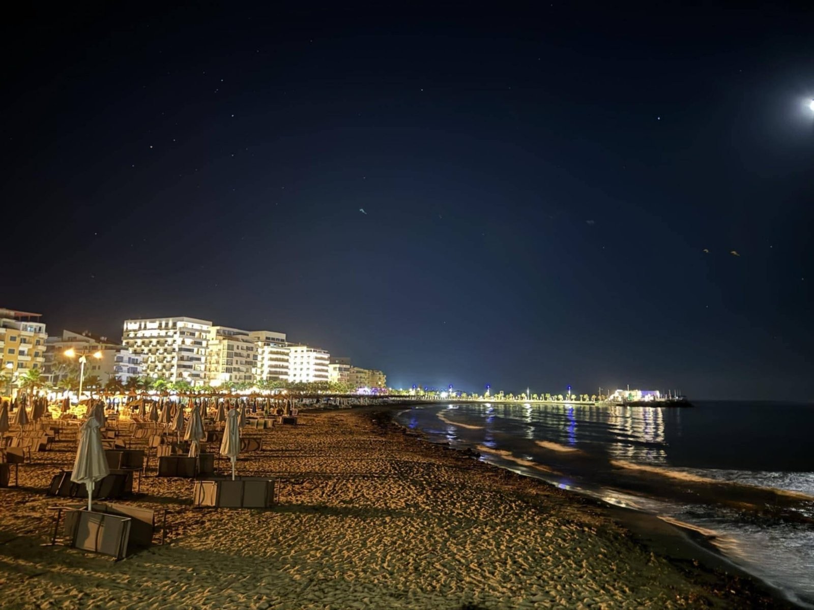 Qerret beach hotelek by night