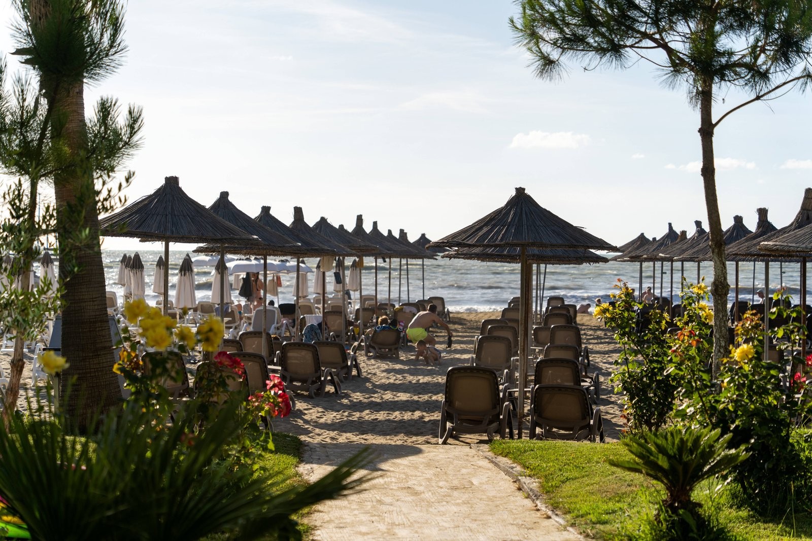 Qerret tengerpartja homokos, hullmos - a turistk tbbsge j vlemnnyel van rla