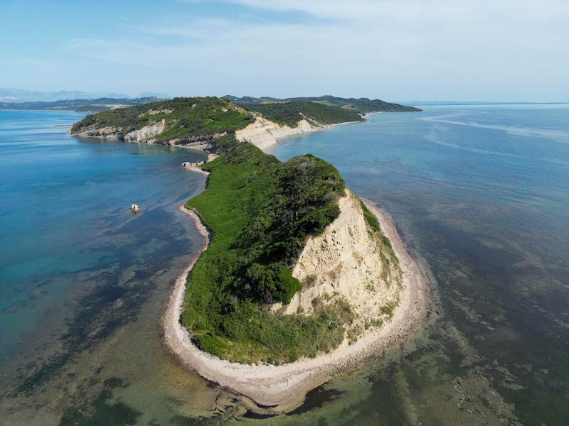 Alb�niai aut�b�rl�s ut�n n�pszer� turista c�lpont a Rodon-fok megl�togat�sa