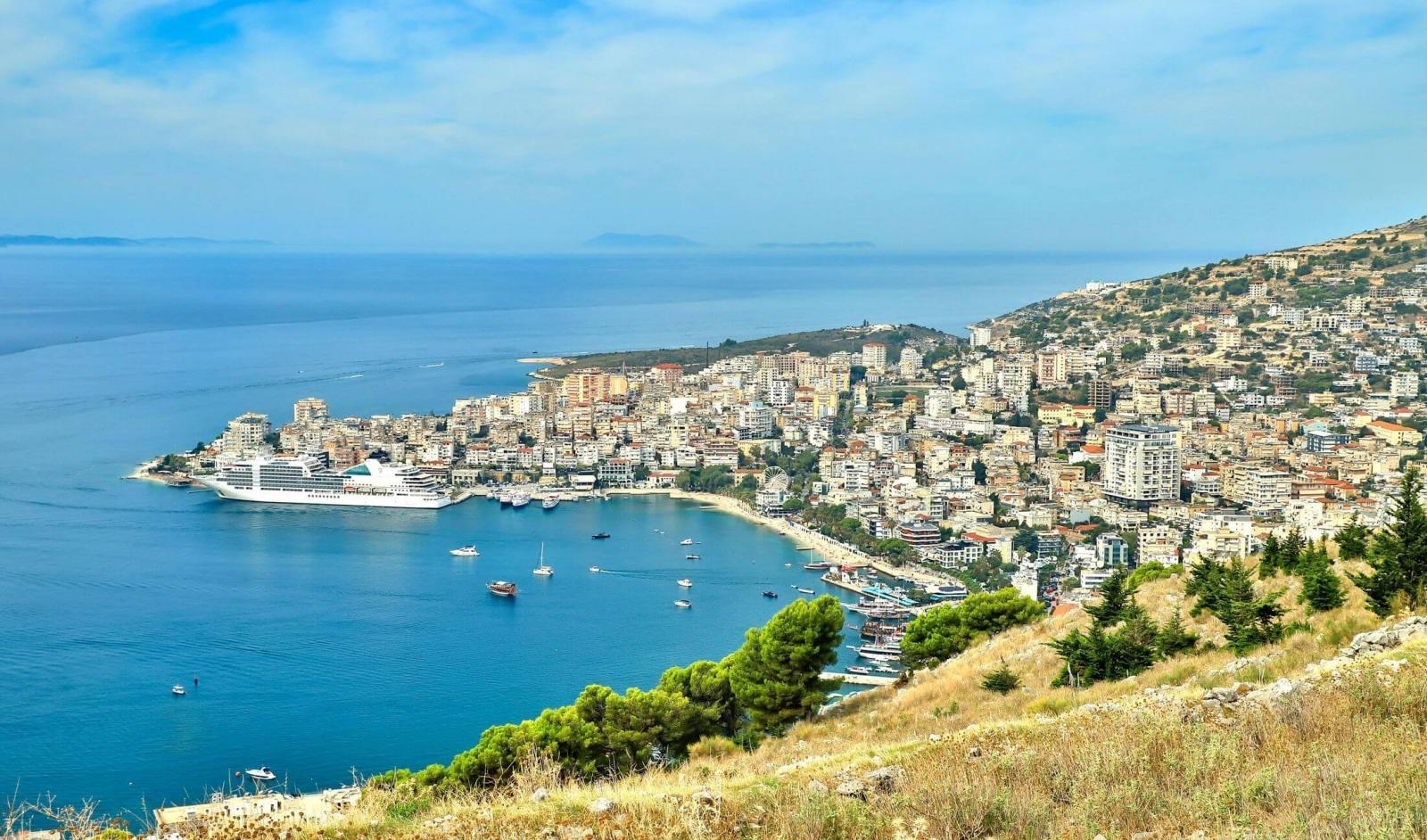 Saranda autóbérlés - a város egy kis öböl köré épült, kevés a hely a parkolásra