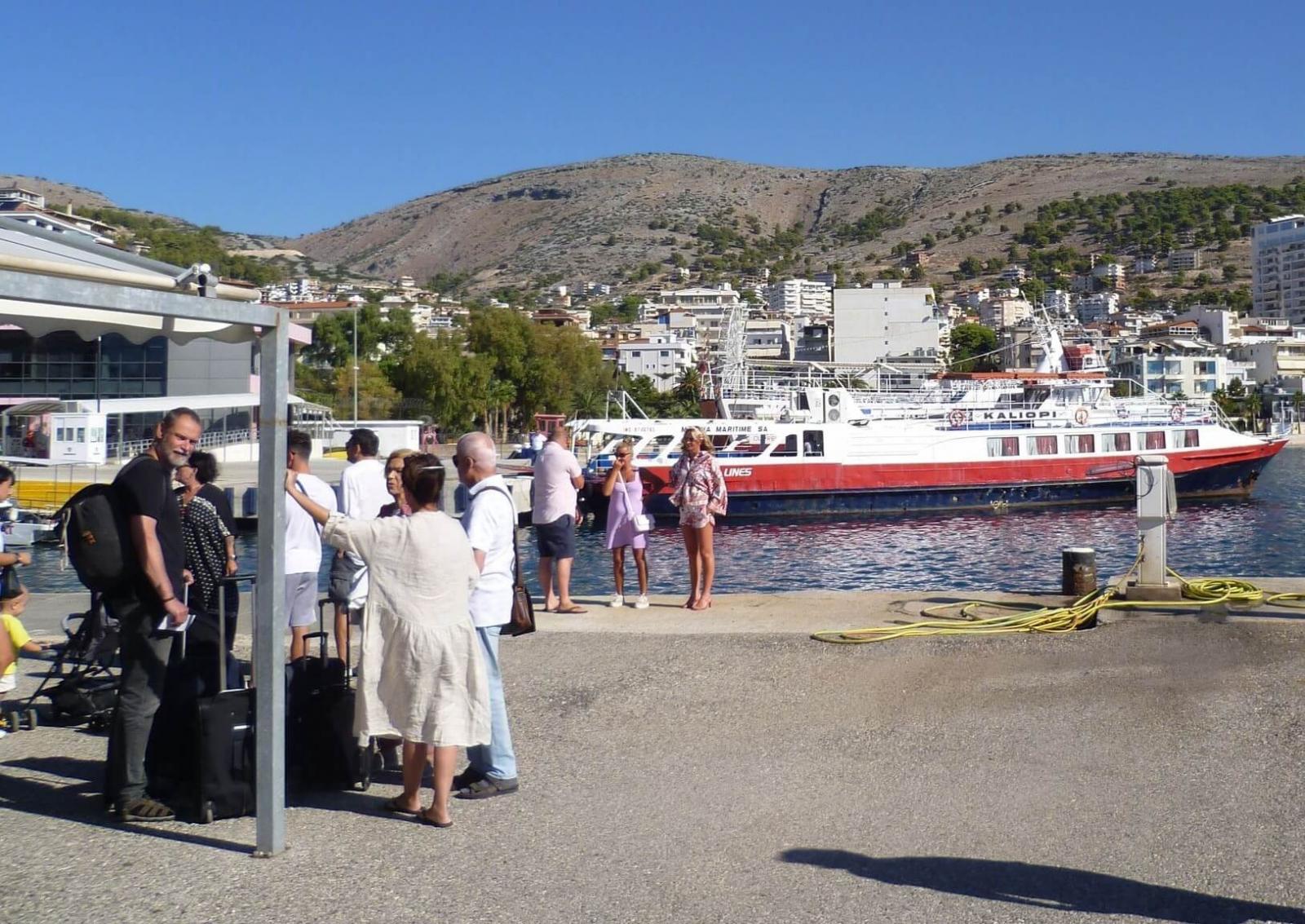 A legtöbb autókölcsönző cég Sarandában a kikötő mellett tart fenn irodát, ide érkeznek a turisták Korfuról, komppal